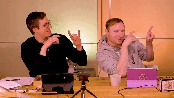 GIF-Animation von Patze, Rieke, Tim und Kelly, die mit ihren Fingern Krallen, Schweigefüchse und Rockerzeichen formen.