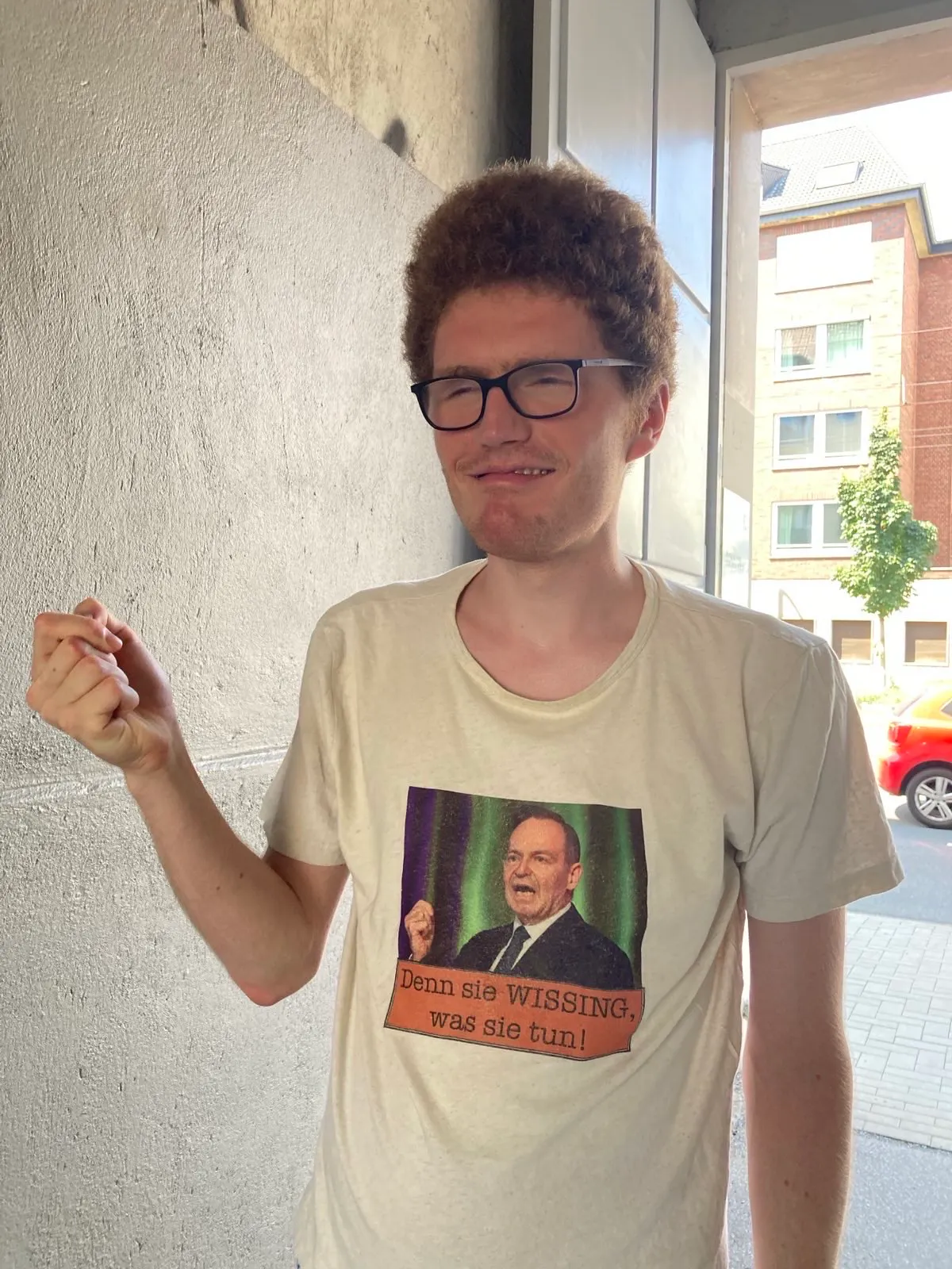 Martin Schmidt trägt ein T-Shirt mit der Aufschrift: Denn sie Wissing, was sie tun