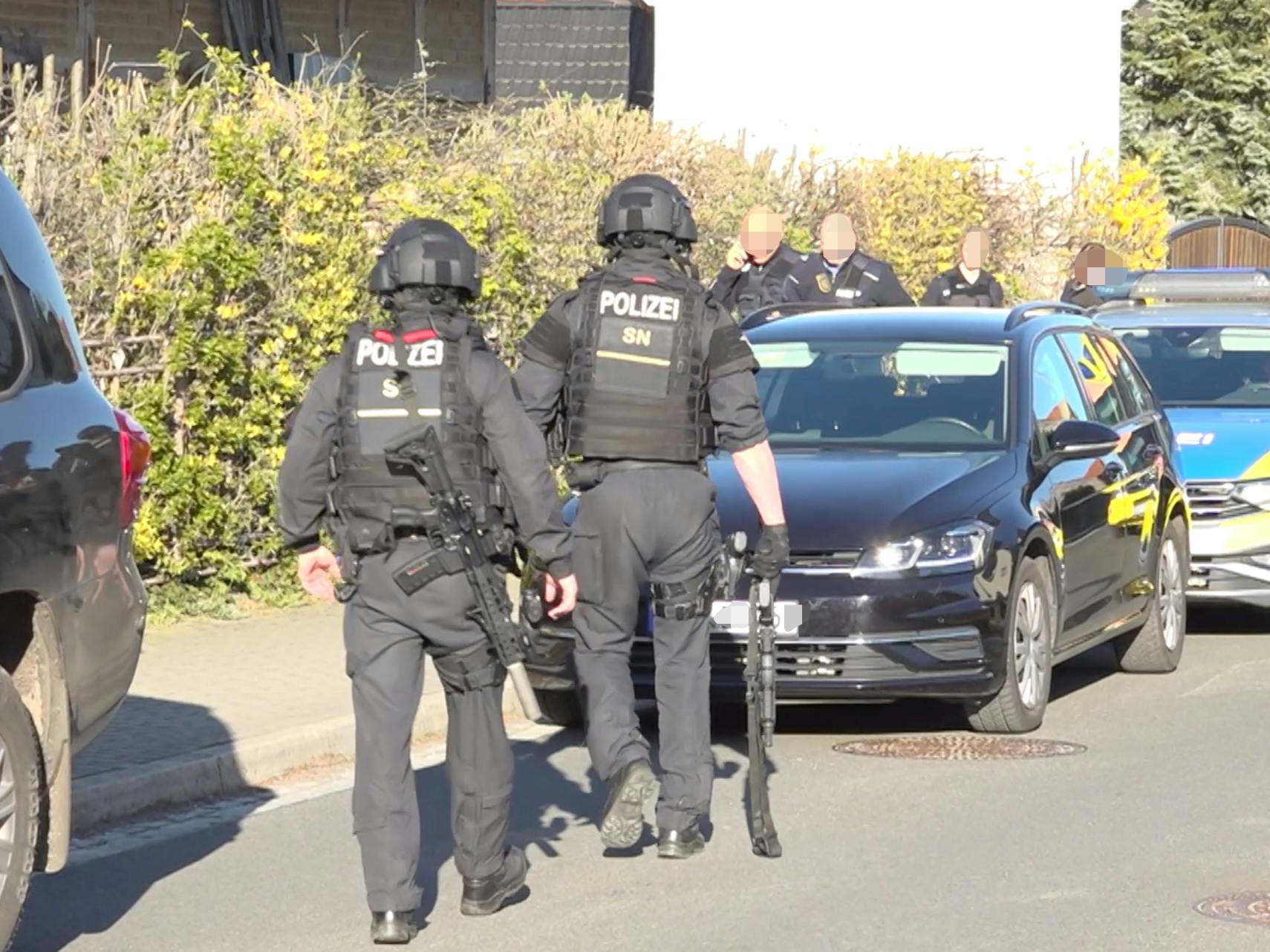 Bewaffnete Beamte vor Ort.