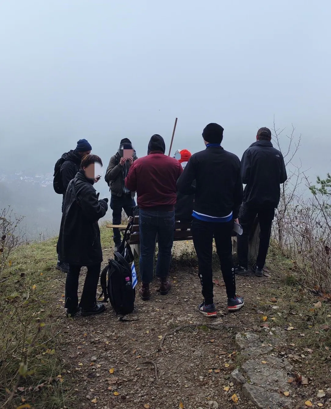 Wanderung Kernberge und Wöllmisse: Pause, Aussicht ins vernebelte Tal