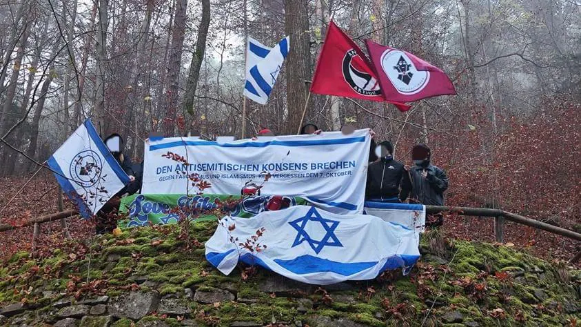 Wanderung Kernberge und Wöllmisse: Gruppenfoto mit Fahnen und Bannern, u.a. "Antisemitischen Konsens brechen".