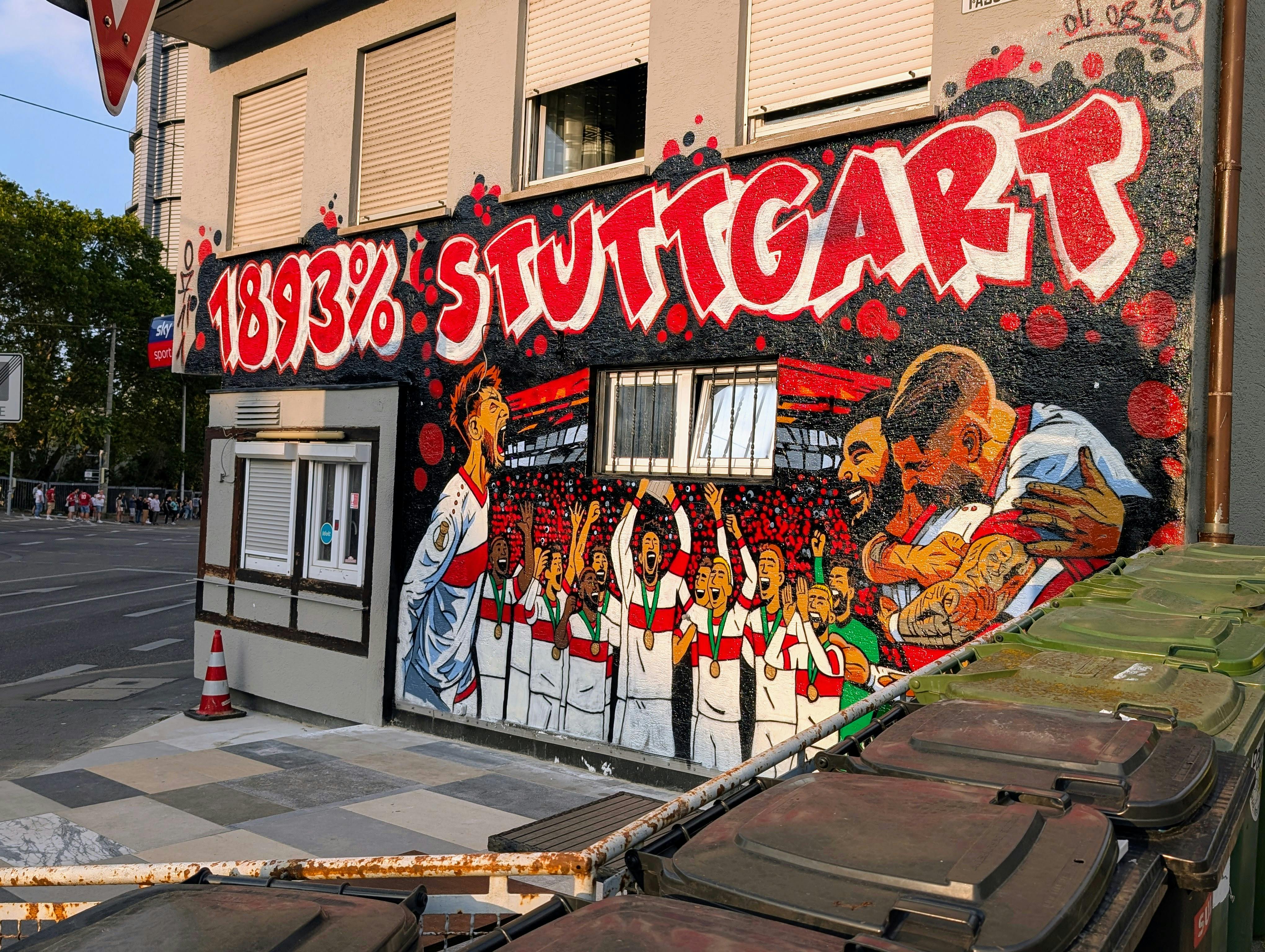 An der Ecke Talstraße/Wangener Straße werden VfB-Fans auf dem Weg ins Stadion jetzt so begrüßt. Foto: Jürgen Brand