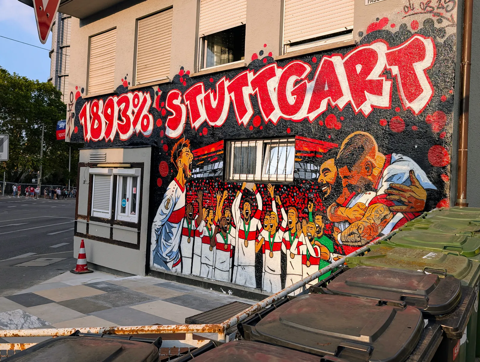 An der Ecke Talstraße/Wangener Straße werden VfB-Fans auf dem Weg ins Stadion jetzt so begrüßt. Foto: Jürgen Brand