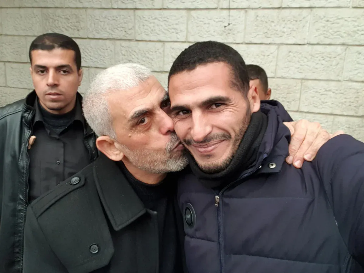 Der Chef der Hamas Yahya Sinwar gibt dem Journalisten ein Bussi. Selfie.