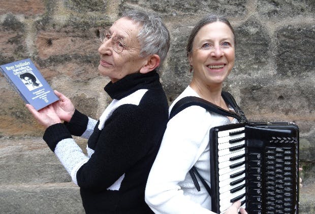 Barbara Wolf mit einem Buch in der Hand und Steffi Zachmeier mit Akkordeon