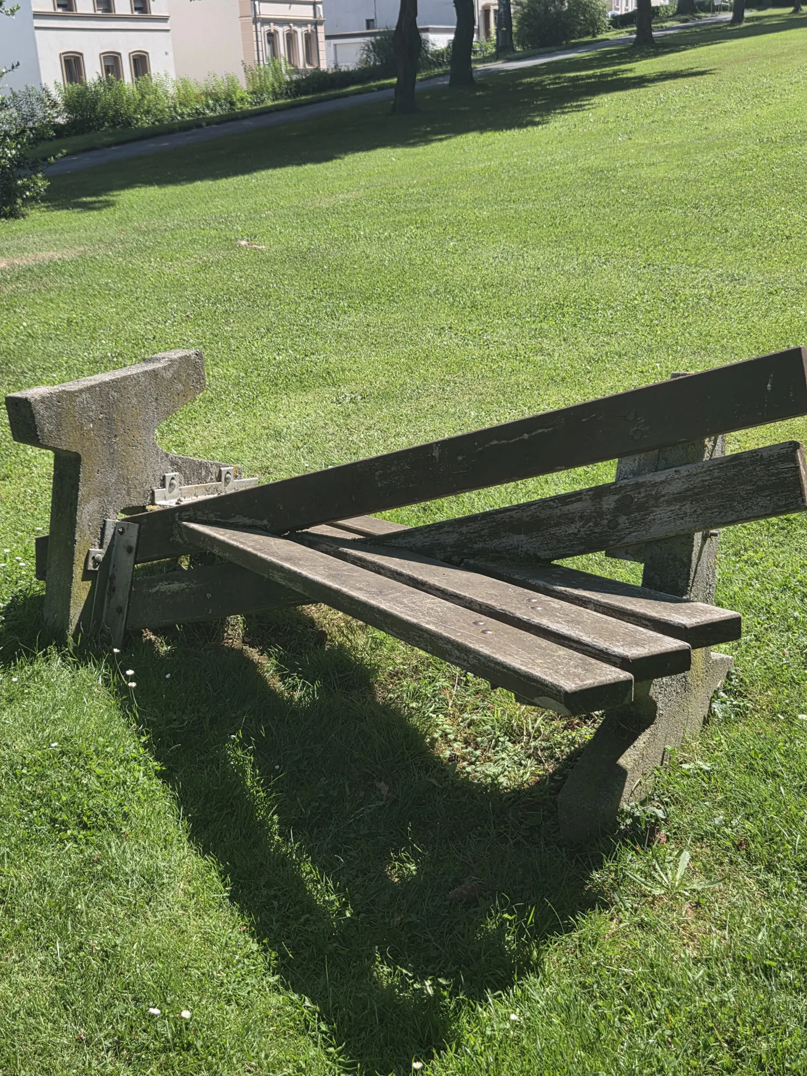 Eine Holzbank falsch zusammengesetzt im Park