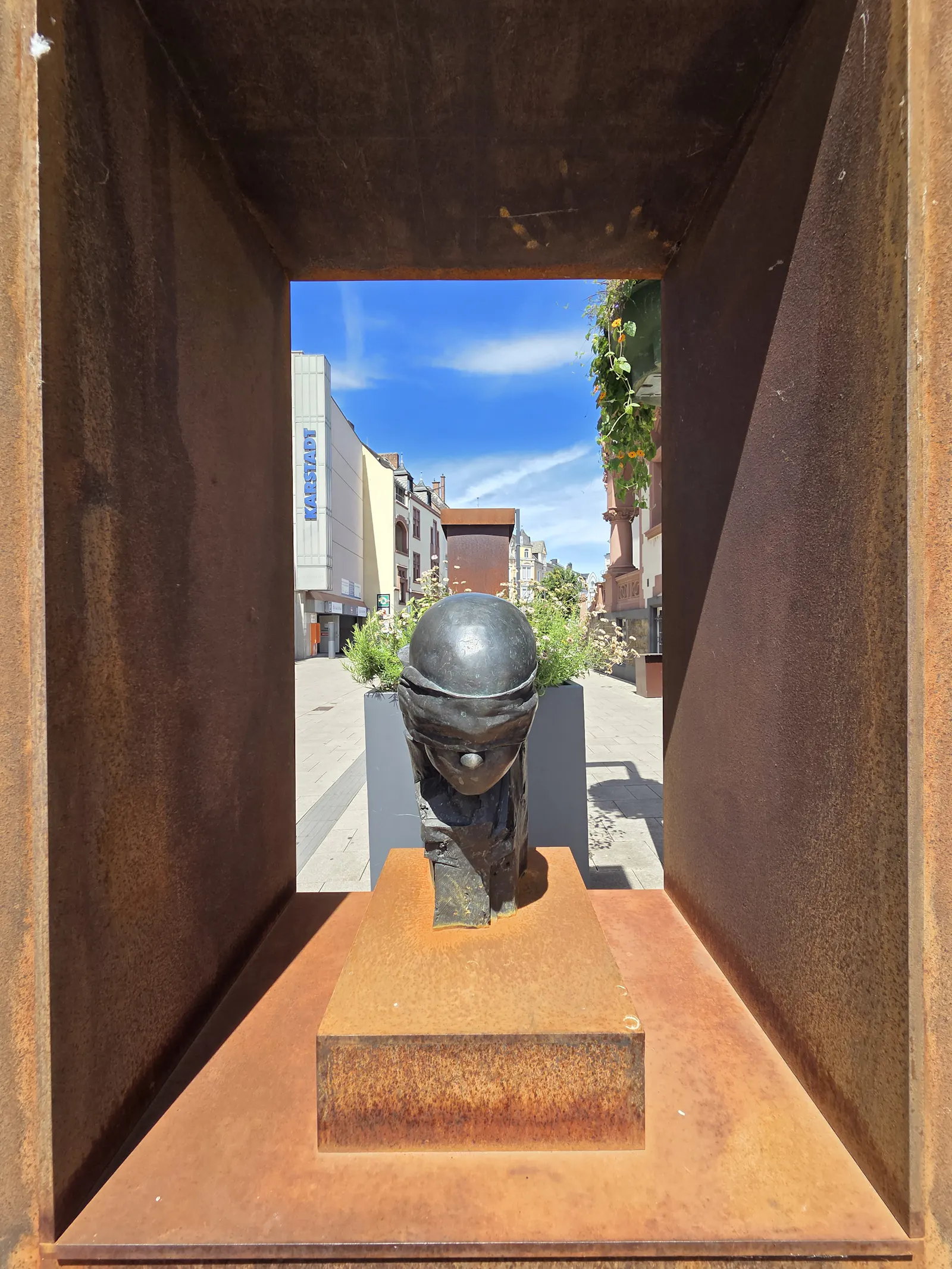 Skulptur in einem Cortenstahlrahmen