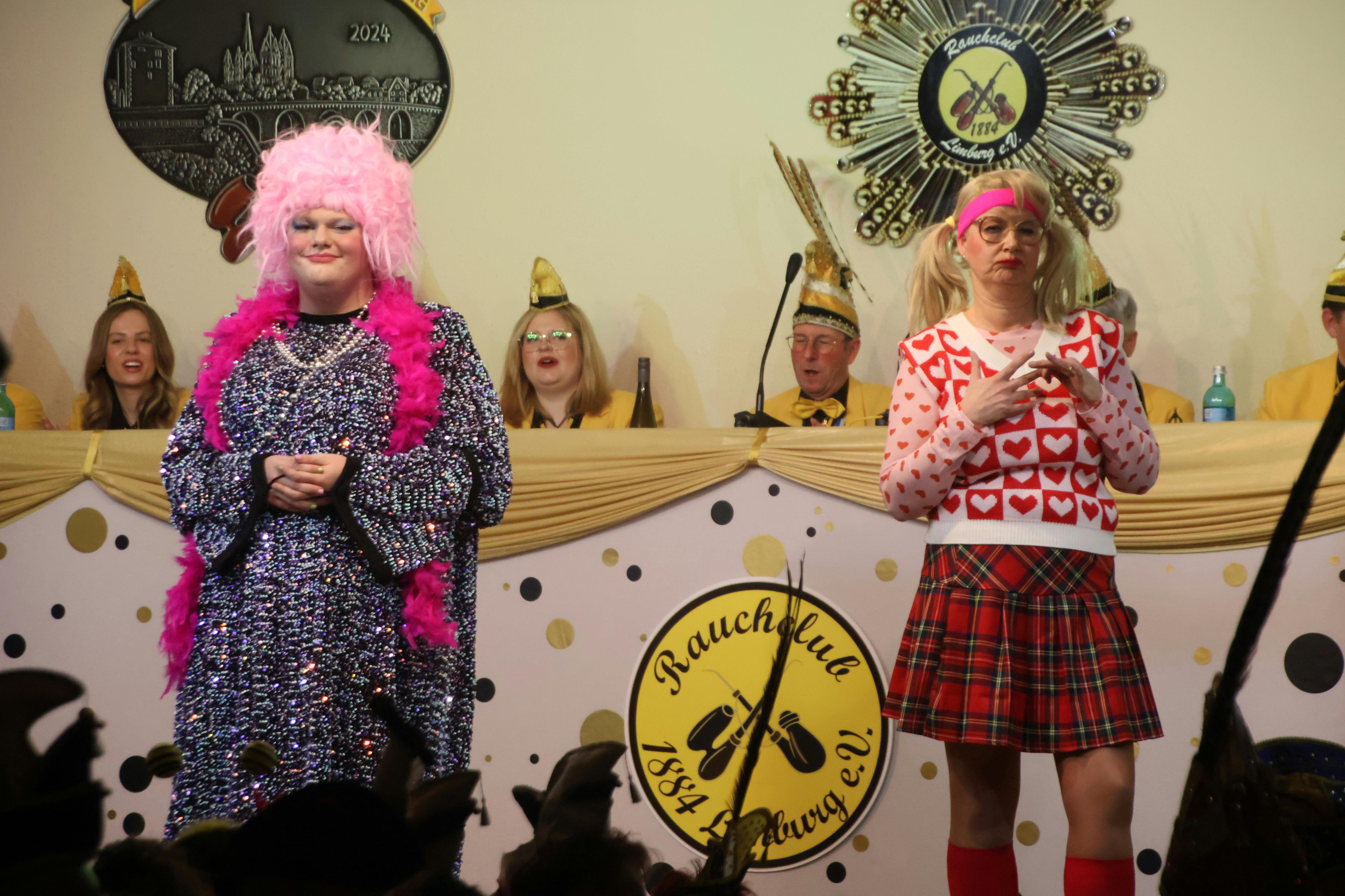 Links eine DragQueen und rechts eine "unschöne" sportliche Dame treffen sich