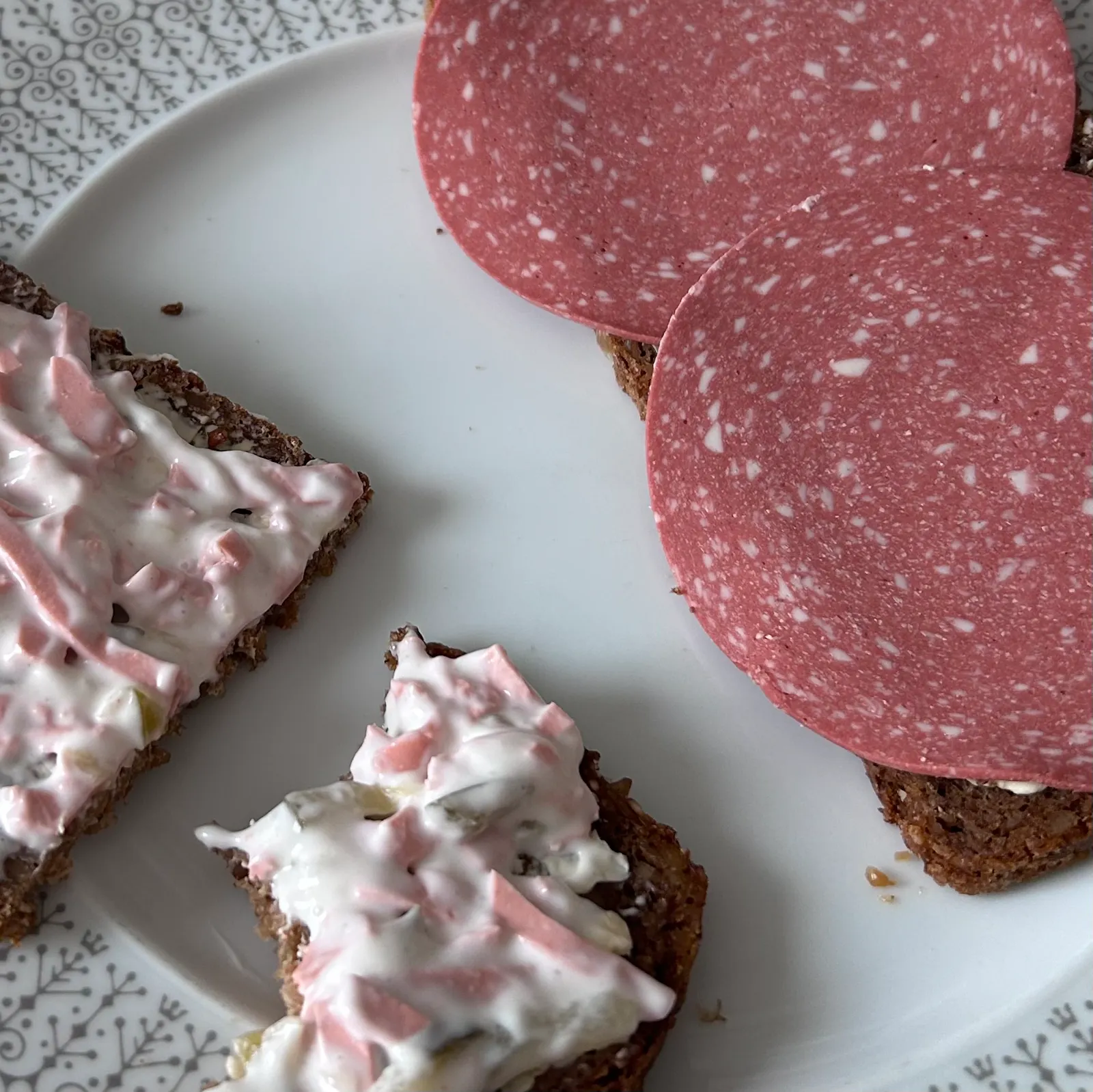 Mit veganem Fleischsalat und veganer Salami belegte Brote