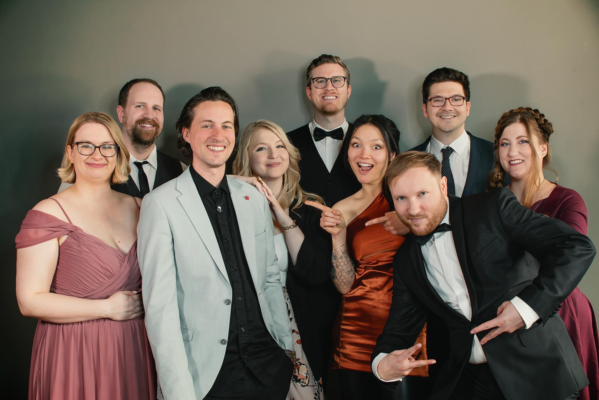 Ein Gruppenbild auf dem unsere Dice Actors samt Gastspielis Patty und Farina in schicken Anzügen und Kleidern posieren.