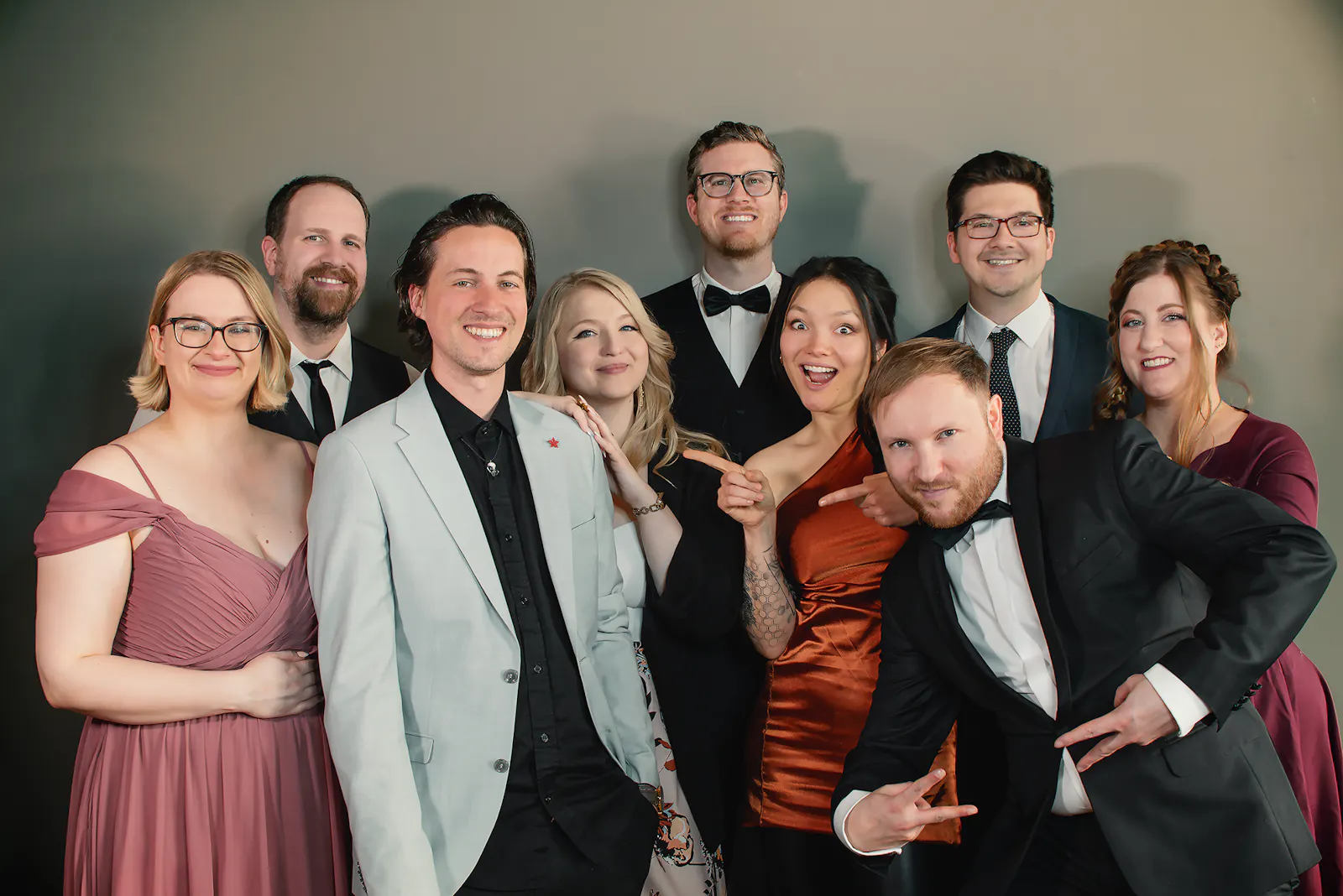Ein Gruppenbild auf dem unsere Dice Actors samt Gastspielis Patty und Farina in schicken Anzügen und Kleidern posieren.