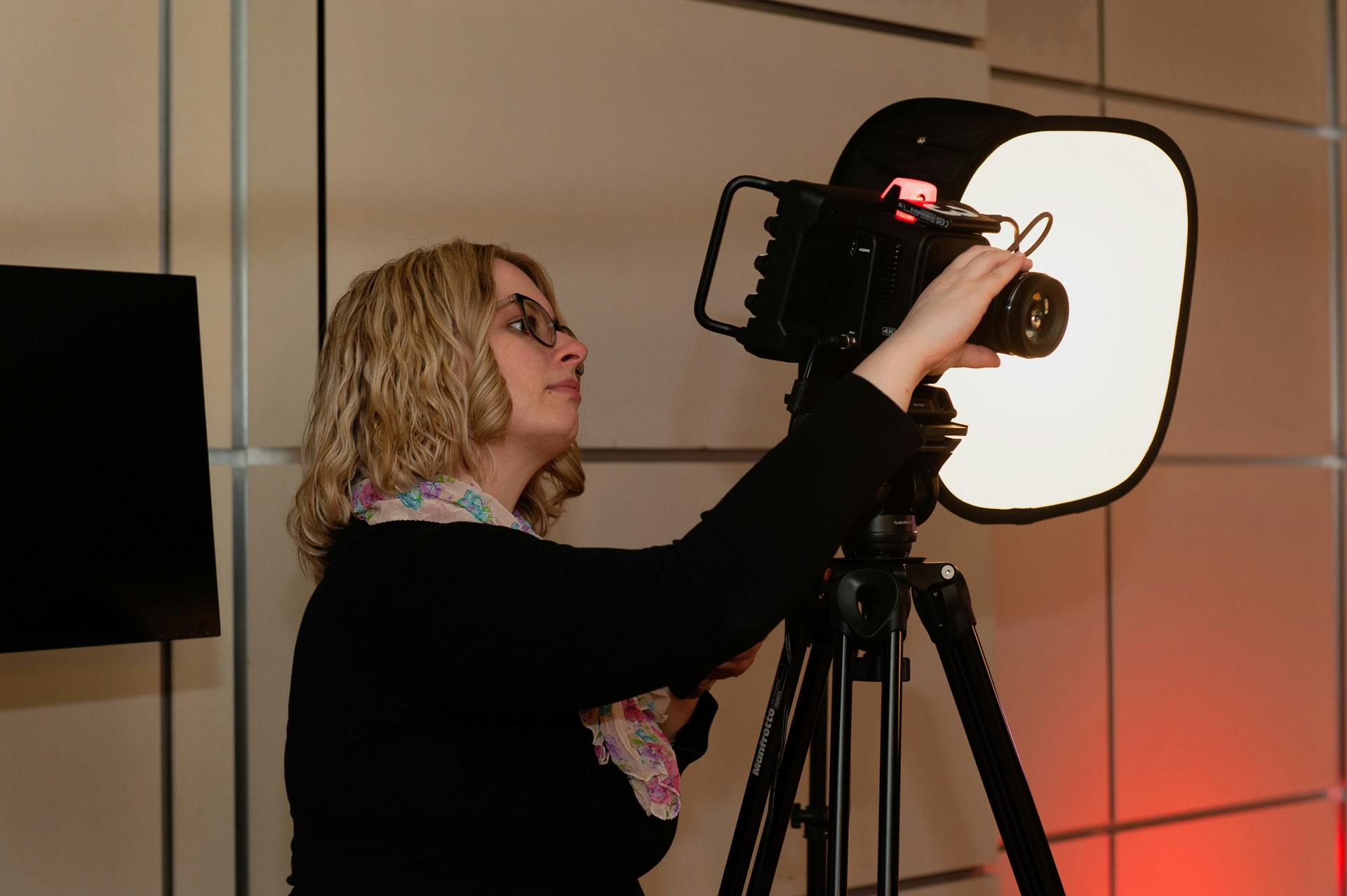 Carina stellt die Kamera richtig ein.