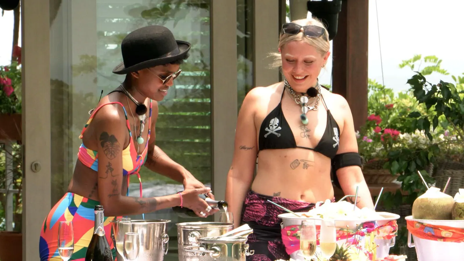 Dirty Flirty? Alia (l.) und Lotti in der Villa