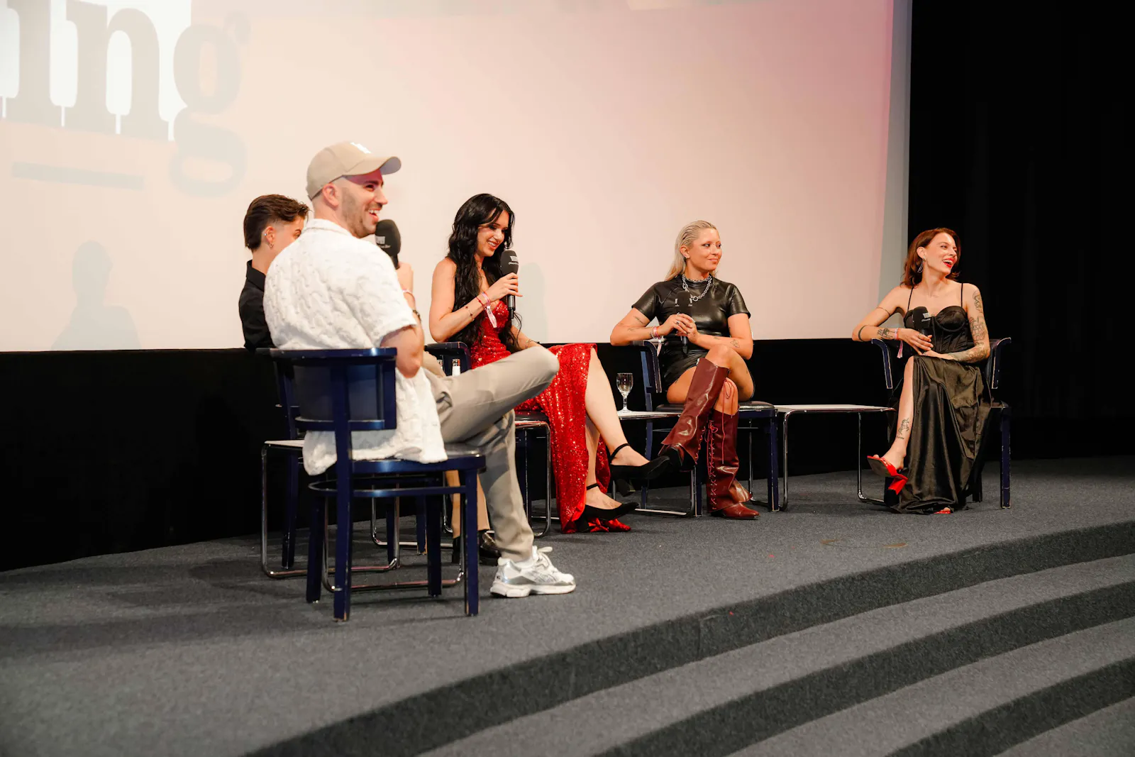 Moderator und Influencer Dominik Porschen im Gespräch mit Shirine, Princess Vanessa, Lotti und Donija