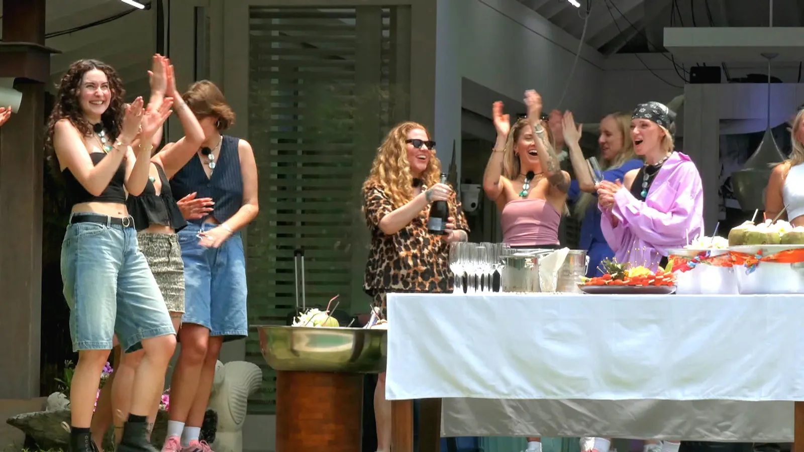 Cheers auf die fünfte Staffel und warten auf die Princess: die Kandidatinnen Caro, Anna, Marlene, Bianca, Kim, Johanna, Fiona