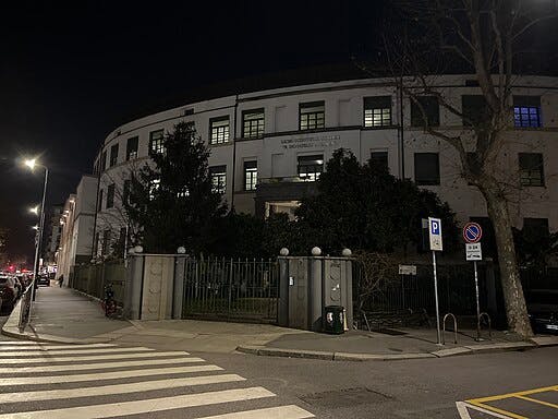Edificio Liceo Donatelli a Milano con luci accese in orario serale