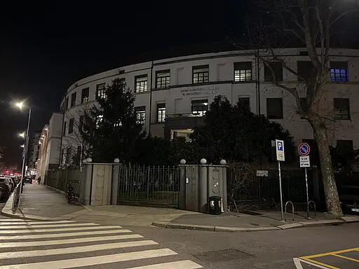 Edificio Liceo Donatelli a Milano con luci accese in orario serale