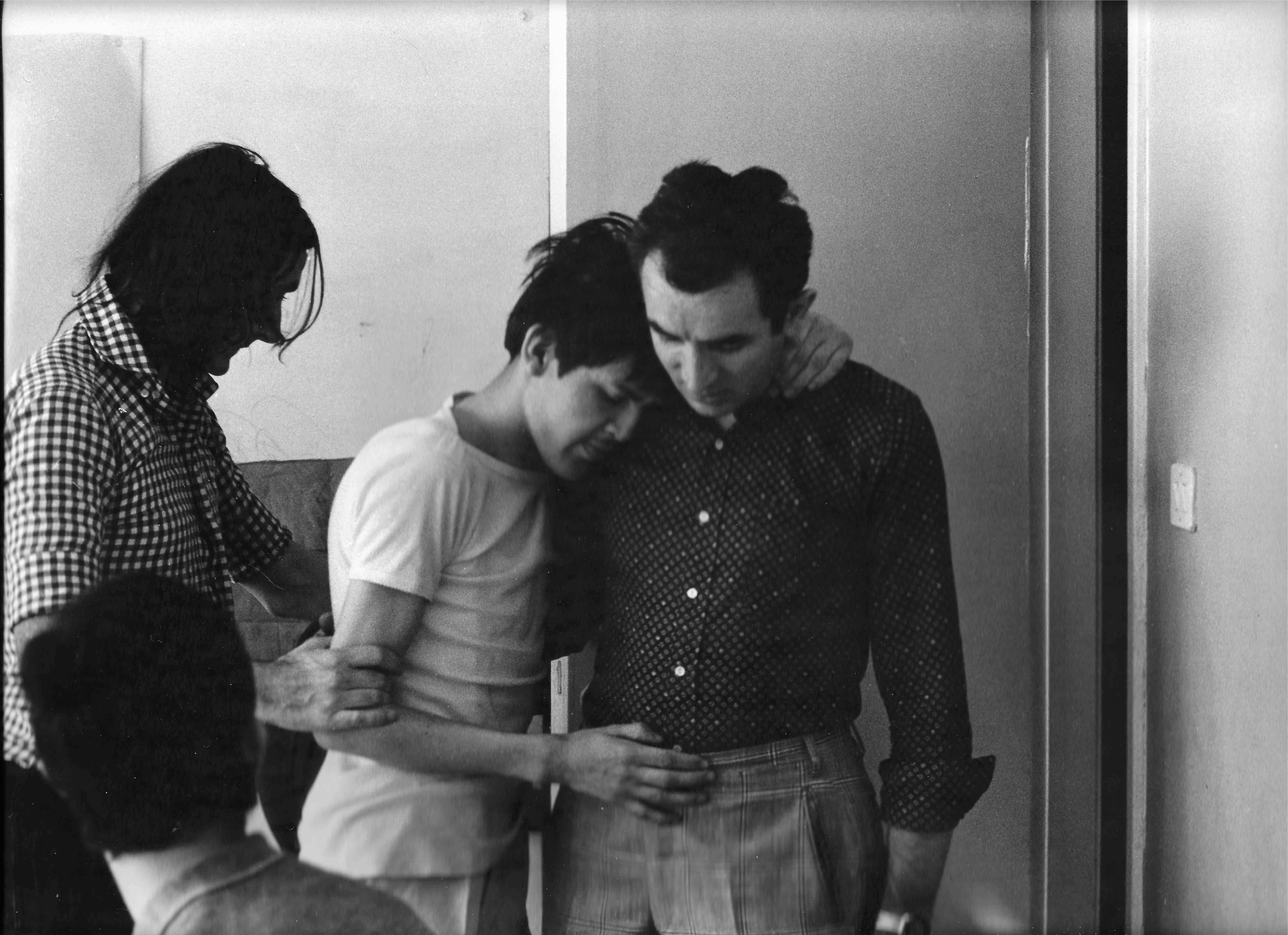 Foto degli anni 70 in bianco e nero che mostra un internodi via Veratti con uno deiragazzi che abbraccia Domenico Macchieraldo