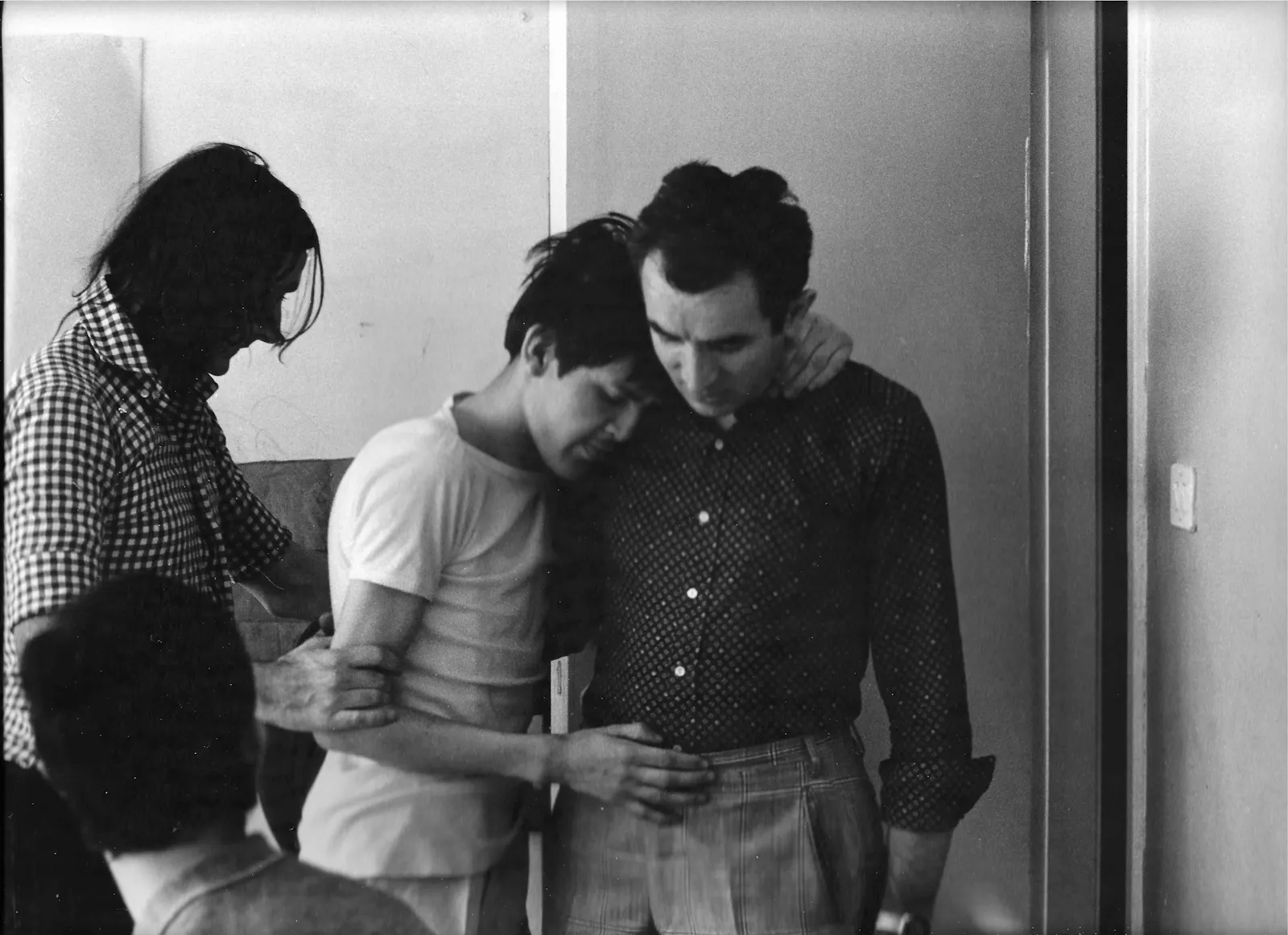 Foto degli anni 70 in bianco e nero che mostra un internodi via Veratti con uno deiragazzi che abbraccia Domenico Macchieraldo