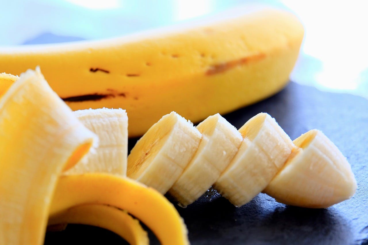 Symbolbild einer aufgeschnittenen Banane