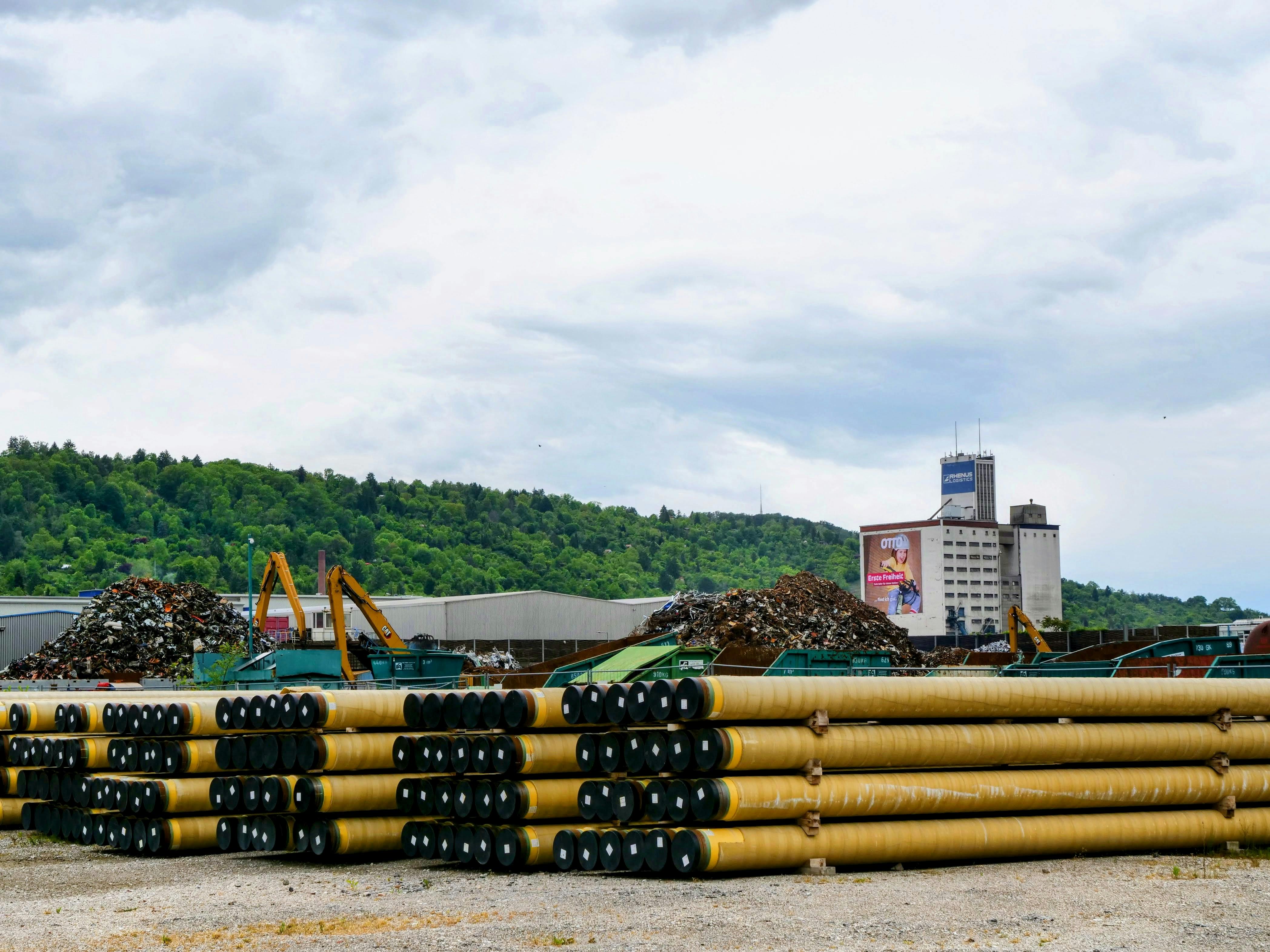 Die Rohre für die Wasserstoff-Pipeline lagern schon im Stuttgarter Hafen. Demnächst werden sie nach und nach auch in Gaisburg vergraben. Foto: Jürgen Brand