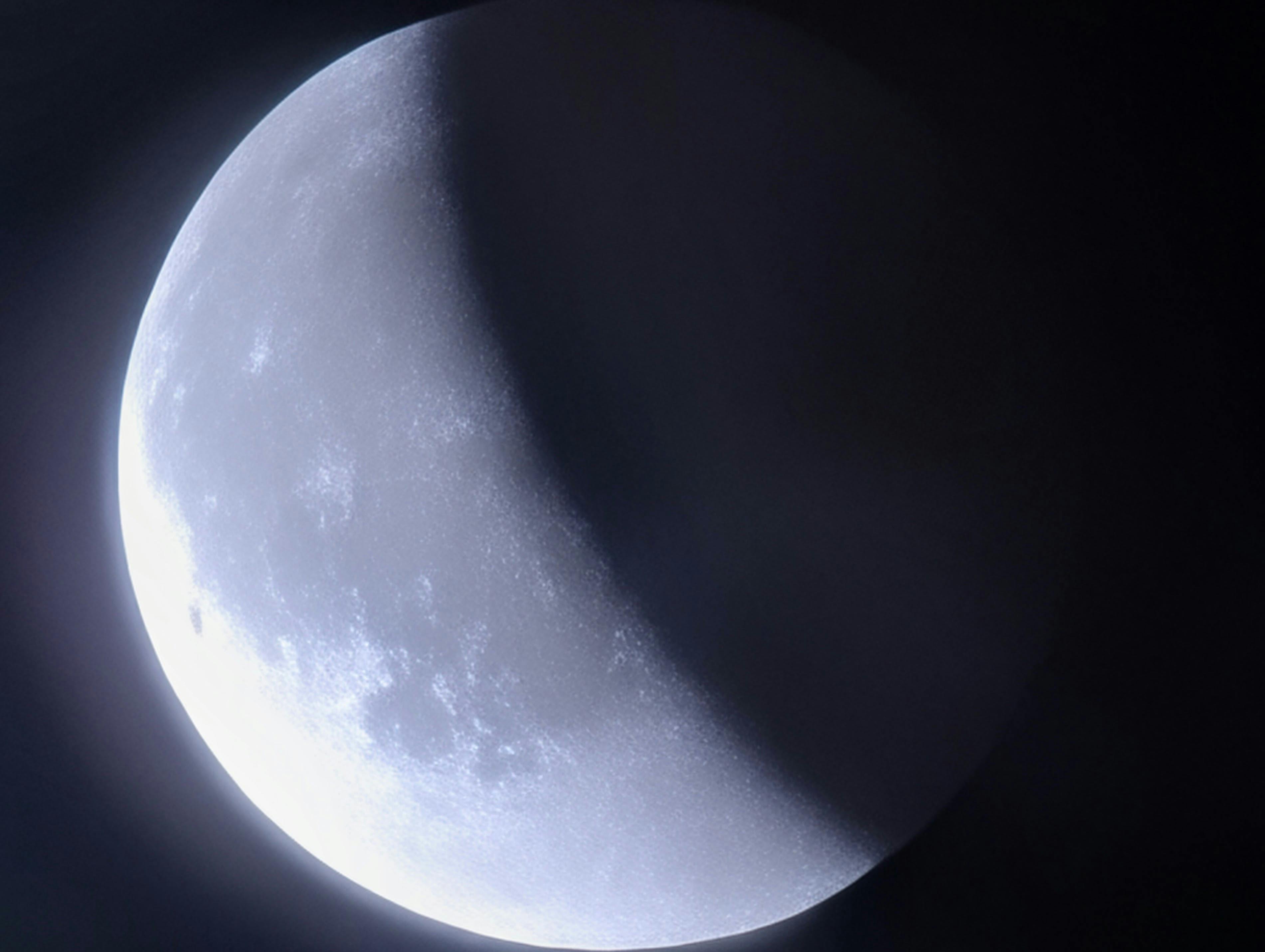 Die schon wieder abnehmende Mondfinsternis am Sonntagabend in Gaisburg. Foto: Jürgen Brand