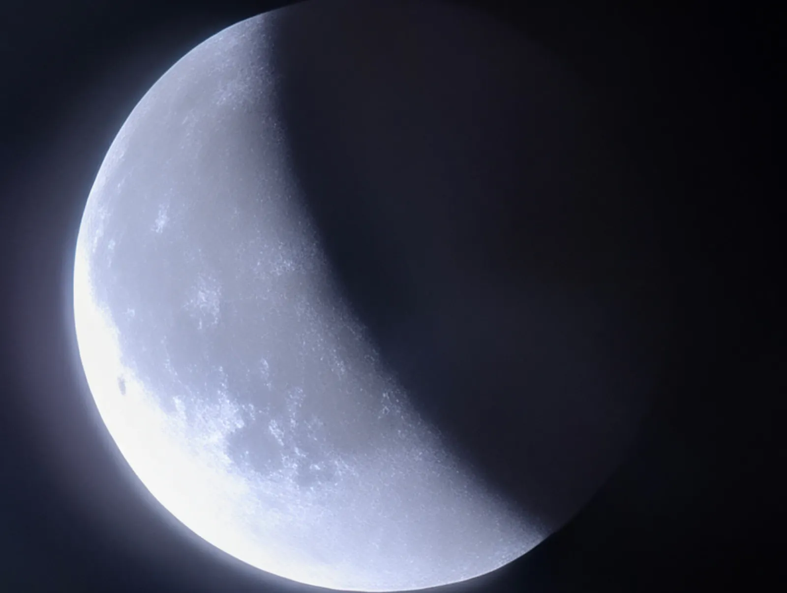 Die schon wieder abnehmende Mondfinsternis am Sonntagabend in Gaisburg. Foto: Jürgen Brand