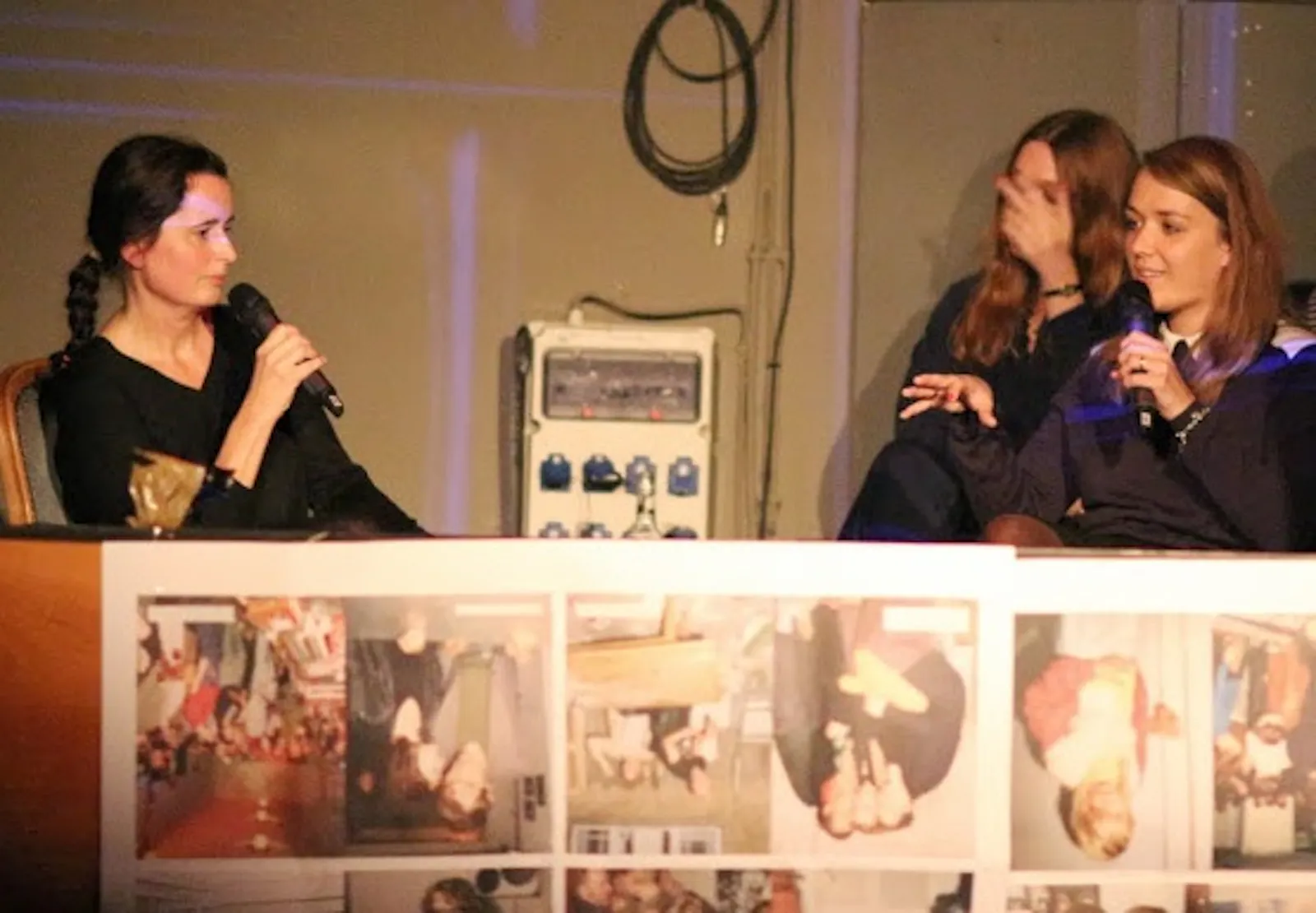 Christiane Frohmann, Diana Weis und Julia Schramm auf einer Bühne