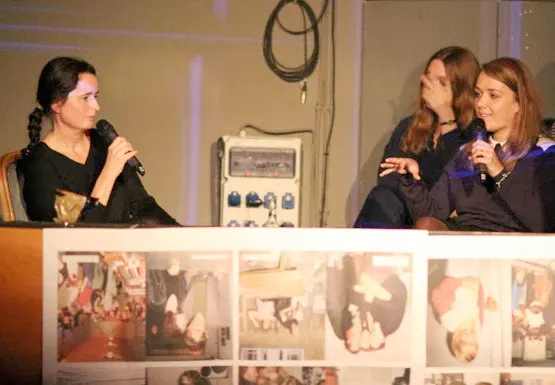 Christiane Frohmann, Diana Weis und Julia Schramm auf einer Bühne