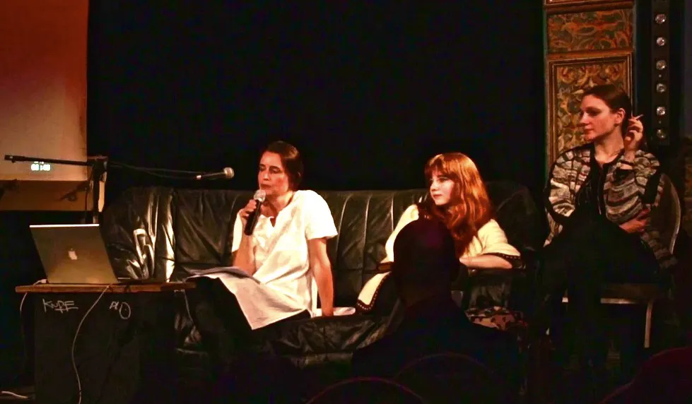 Christiane Frohmann, Nadine Hartmann und Diana Weis auf einer Couch sitzend
