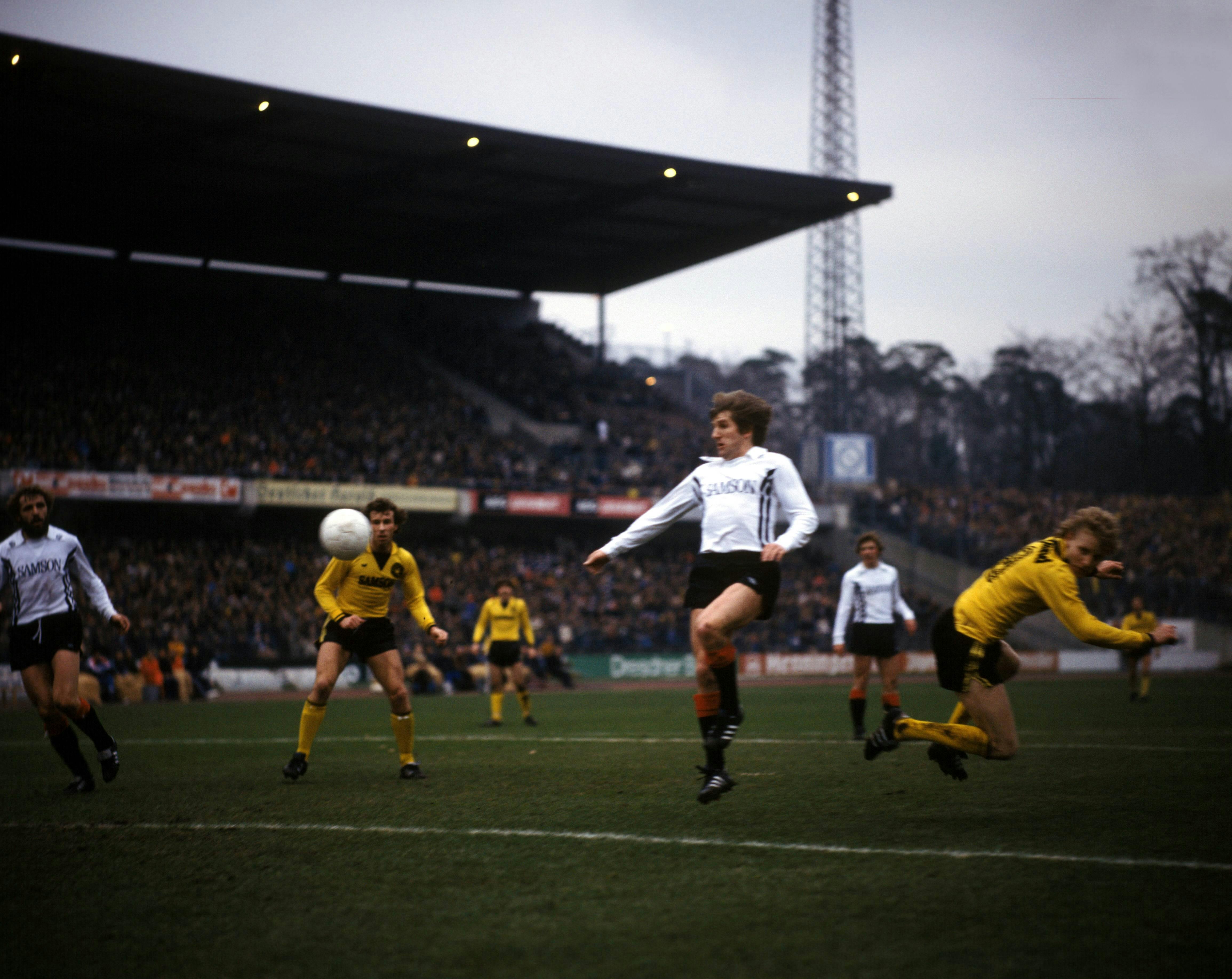Eintracht Frankfurt gegen Borussia Dortmund am 14. Januar 1977.