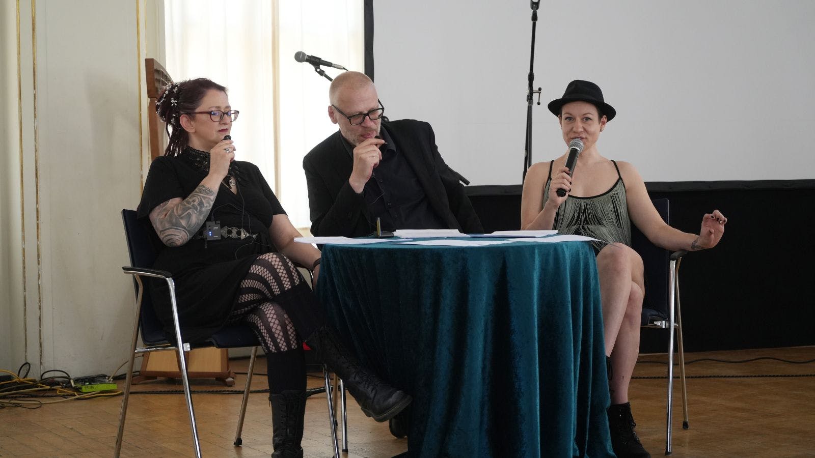 Isa Theobald, David Gray und Eva Hanson auf der Bühne mit den Reizbezirken
