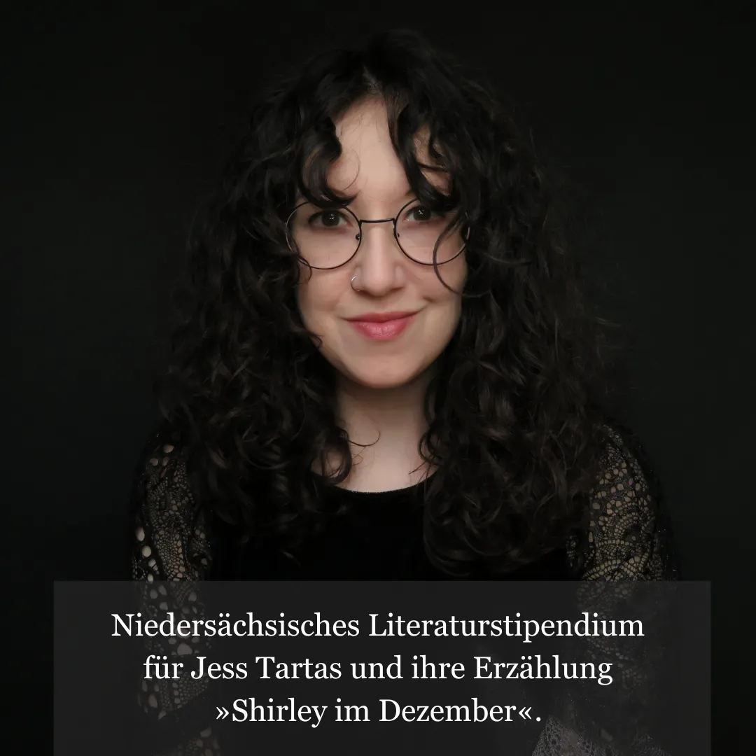 Portrait einer Frau mit dunklem lockigen Haar vor dunklem Hintergrund, sie blickt offen in die Kamera und trägt ein schwarzes Kleid aus Samt und Spitze. Text: Niedersächsisches Literaturstipendium für Jess Tartas und ihre Erzählung Shirley im Dezember.
