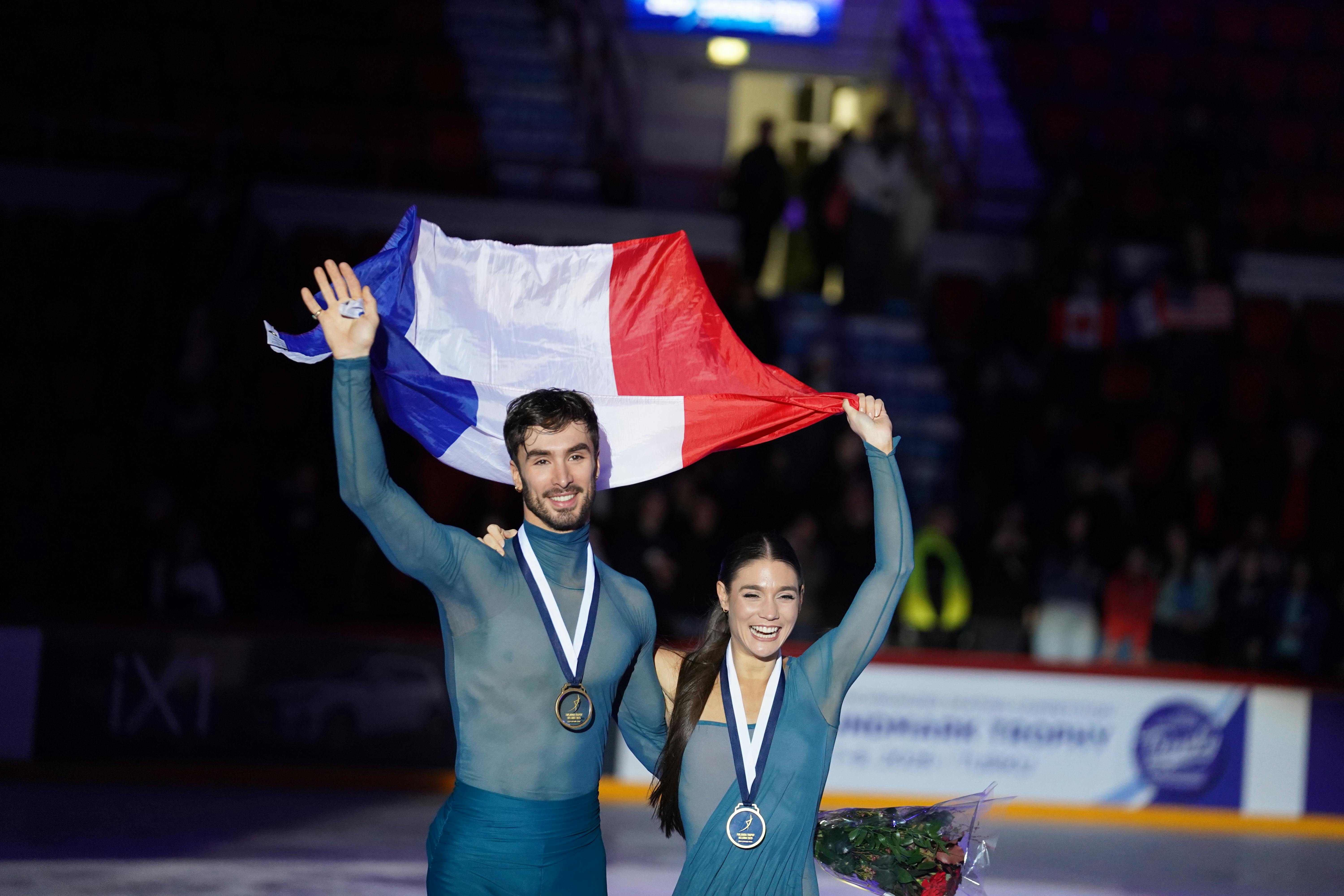 Laurence Fournier Beaudry/Guillaume Cizeron mit der französischen Fahne und den Medaillen beim Grand Prix Finlandia Trophy 2025