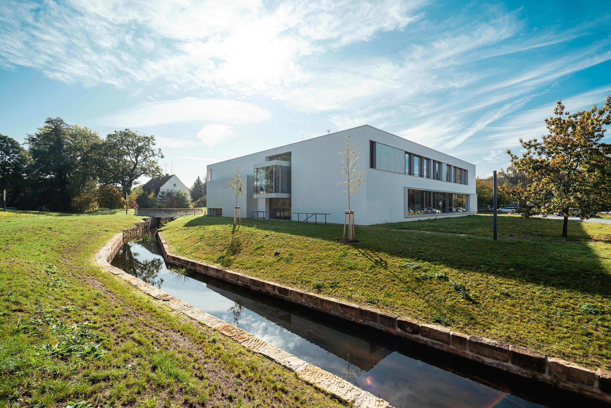 MILLIONEN FÜRS DC-LAB | Über einen Scheck aus Berlin kann sich Zittau freuen. Das auf dem Campus tätige DC-Lab Saxony wird mit 13 Millionen Euro aus dem Bundeswirtschaftsministerium gefördert. In dem gemeinsamen Projekt forschen die Hochschule Zittau-Görlitz und die TU Dresden an Gleichspannungstechnologien. Diese Forschung kann der Art, wie Strom über die Verteilernetze zum Endkunden kommt, einen Schub versetzen. Foto: HSZG
