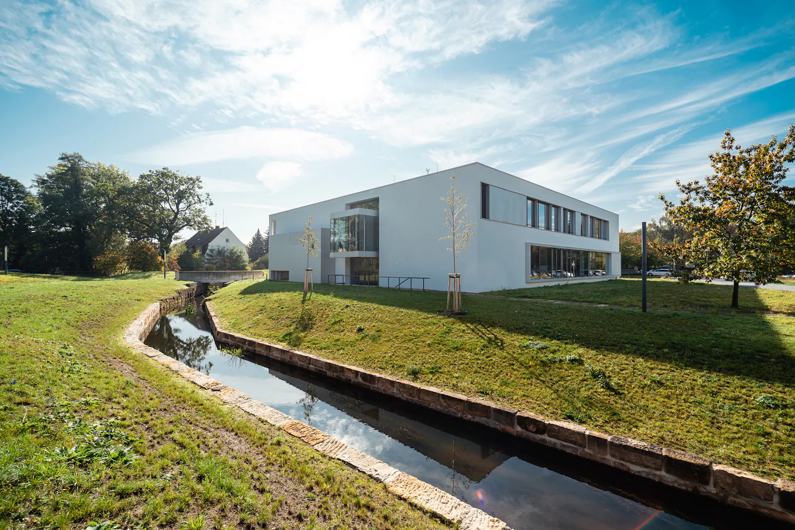MILLIONEN FÜRS DC-LAB | Über einen Scheck aus Berlin kann sich Zittau freuen. Das auf dem Campus tätige DC-Lab Saxony wird mit 13 Millionen Euro aus dem Bundeswirtschaftsministerium gefördert. In dem gemeinsamen Projekt forschen die Hochschule Zittau-Görlitz und die TU Dresden an Gleichspannungstechnologien. Diese Forschung kann der Art, wie Strom über die Verteilernetze zum Endkunden kommt, einen Schub versetzen. Foto: HSZG