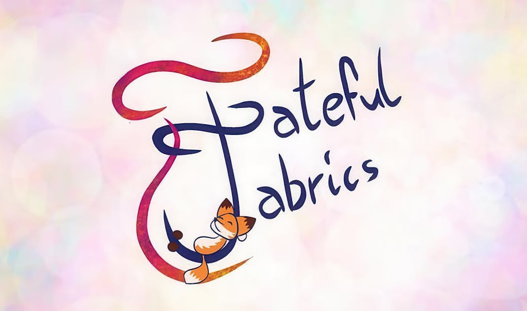 Verspieltes Logo mit dem Schriftzug „Fateful Fabrics“ in handgezeichneter Typografie. Ein kleiner Fuchs hängt schlafend an einem geschwungenen Buchstaben vor pastellfarbenem Hintergrund.