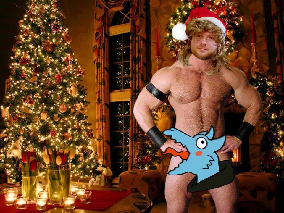 Humorvolle Fotomontage: Ein muskulöser Kelly mit Weihnachtsmütze steht in einem festlich geschmückten Raum mit beleuchteten Weihnachtsbäumen. Der Intimbereich ist durch einen schreienden Medrash-Sticker verdeckt.