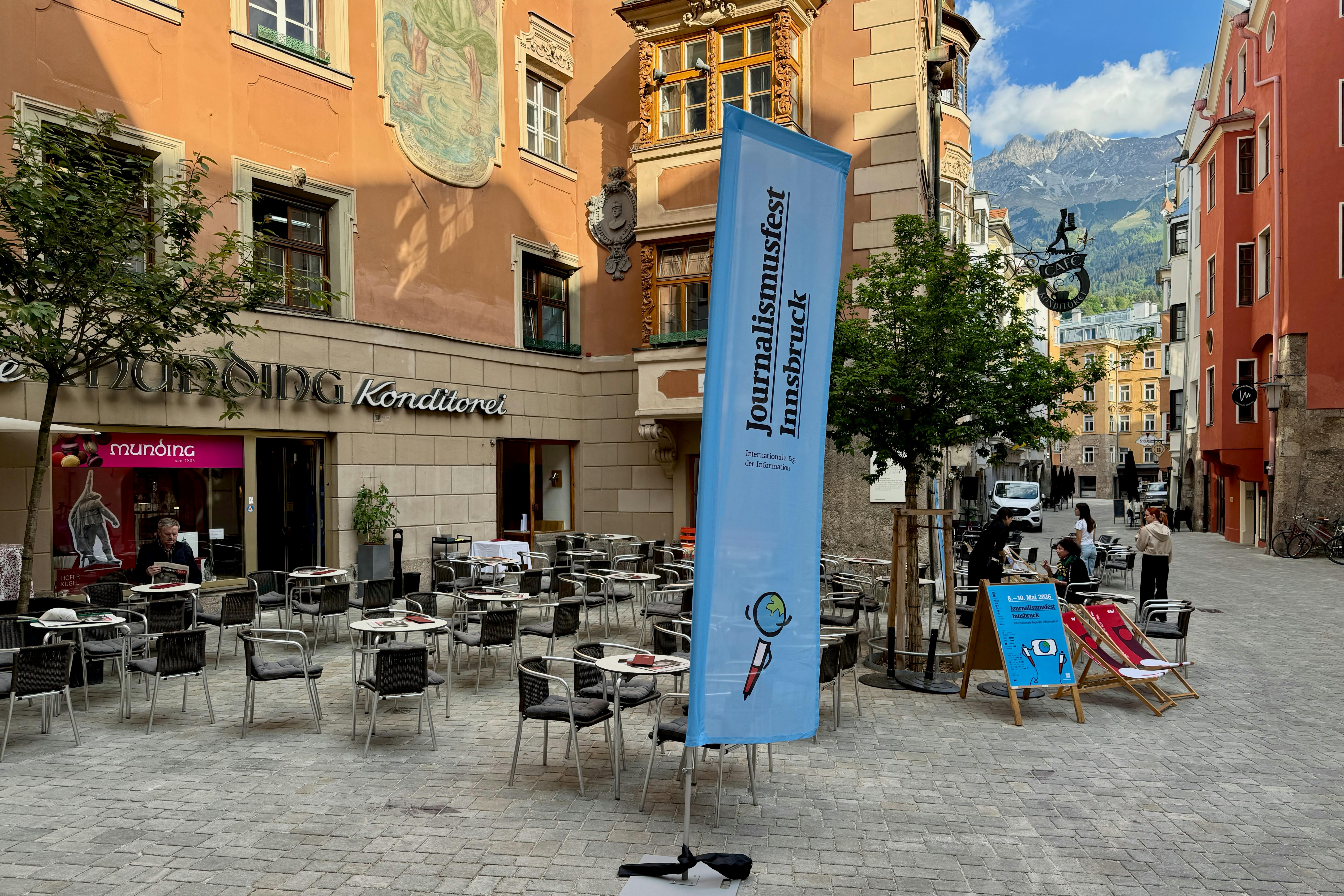Konditorei Munding mit Banner des Journalismusfest Innsbruck