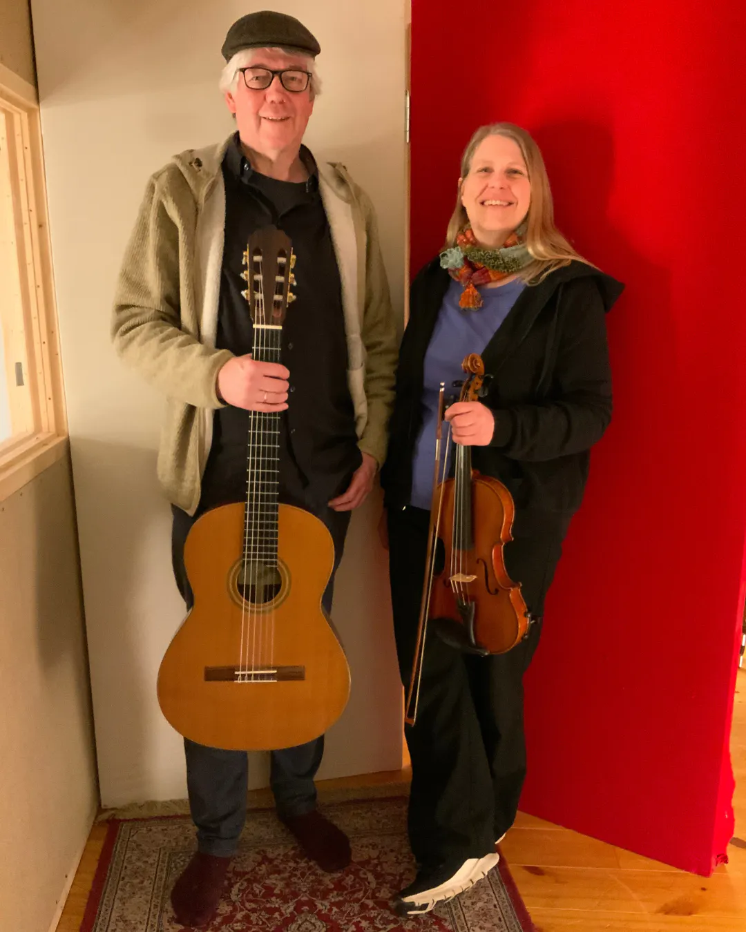 Yonder im Studio. Olaf Wiesner mit Gitarre, Angelika Rusche-Göllnitz mit Geige.