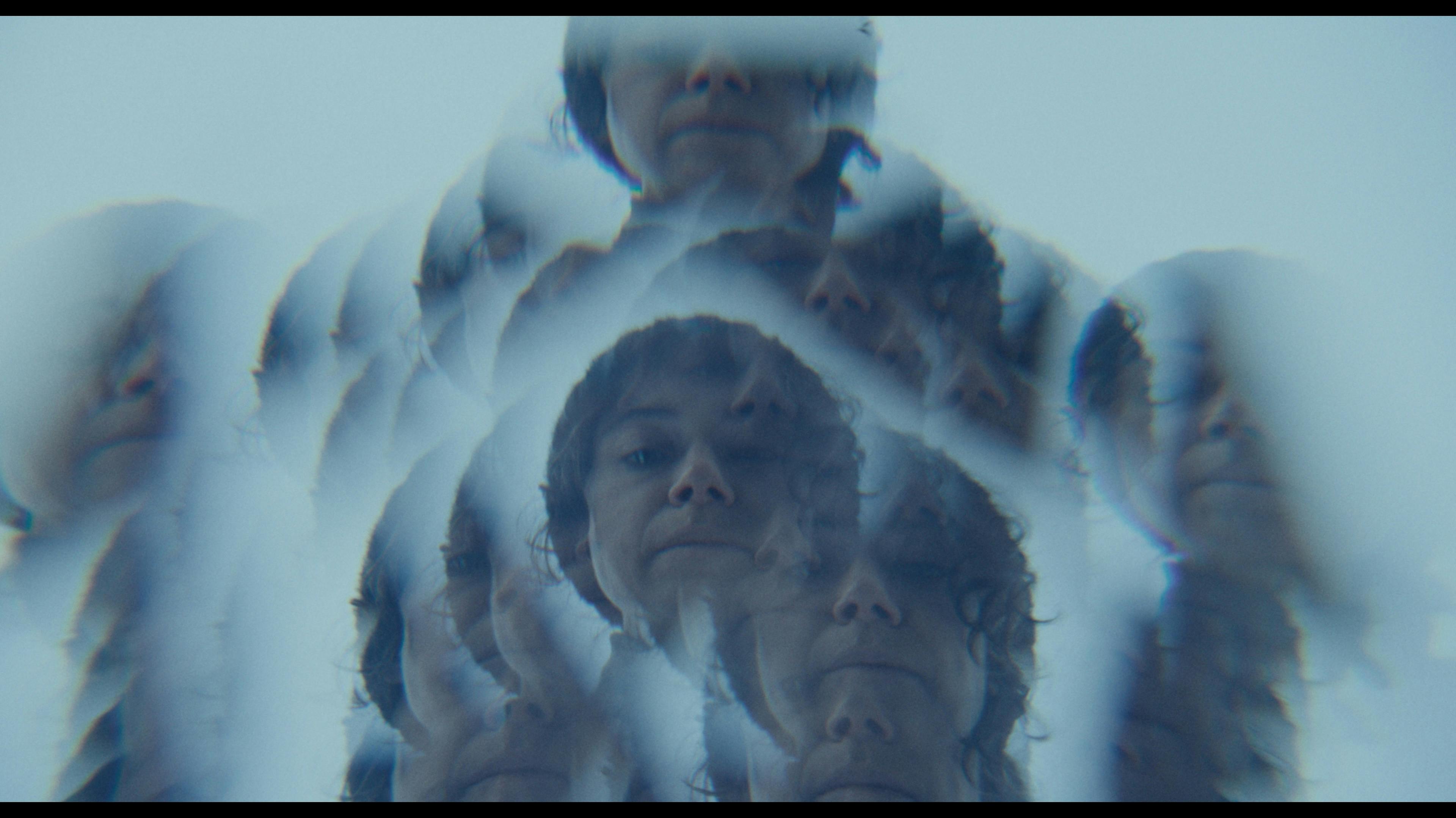 Was und wie siehst du, Liz (Tatiana Maslany)?! // © Neon