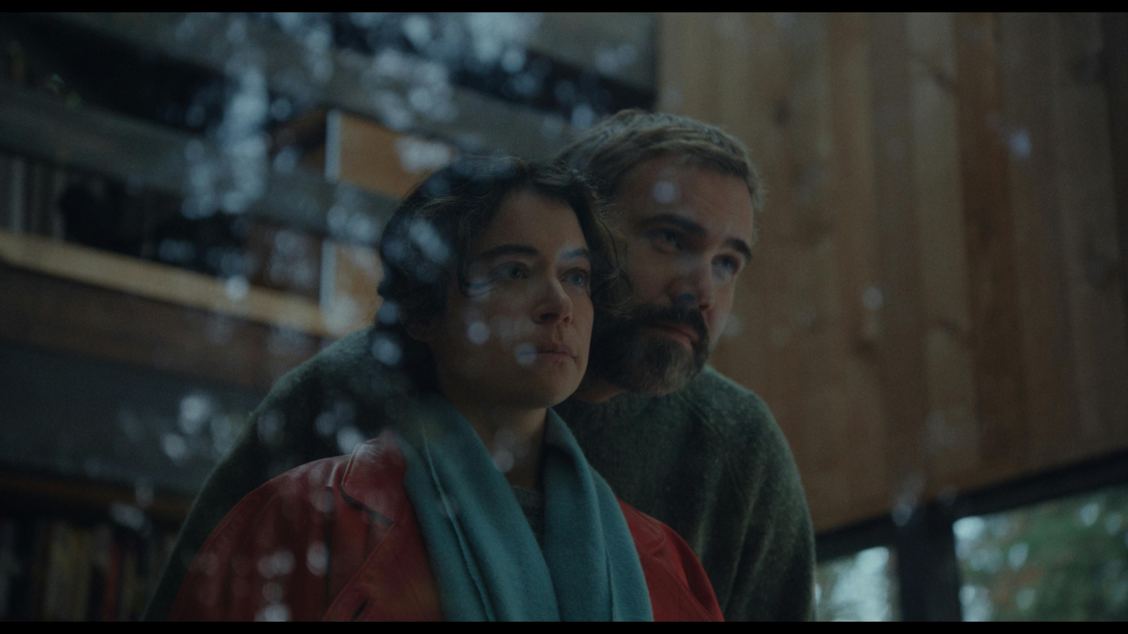 Offen und voller Vertrauen? Künstlerin Liz (Tatiana Maslany) und Arzt Malcom (Rossif Sutherland) blicken aus dem Fenster // © Neon