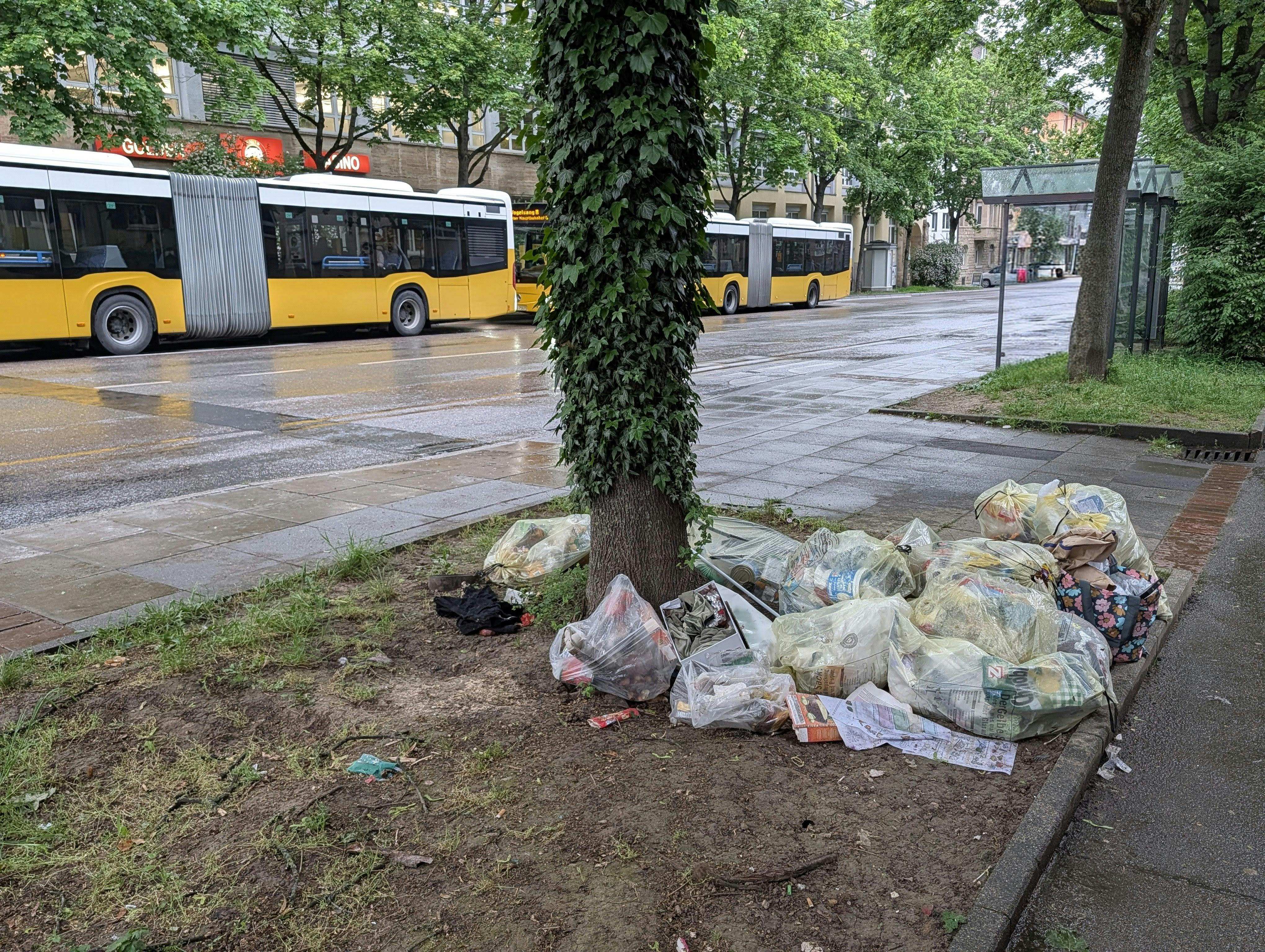 Auch bei der Bushaltestelle an der Wagenburgstraße wird immer wieder Müll abgeladen, nicht nur gelbe Säcke. Foto: Jürgen Brand