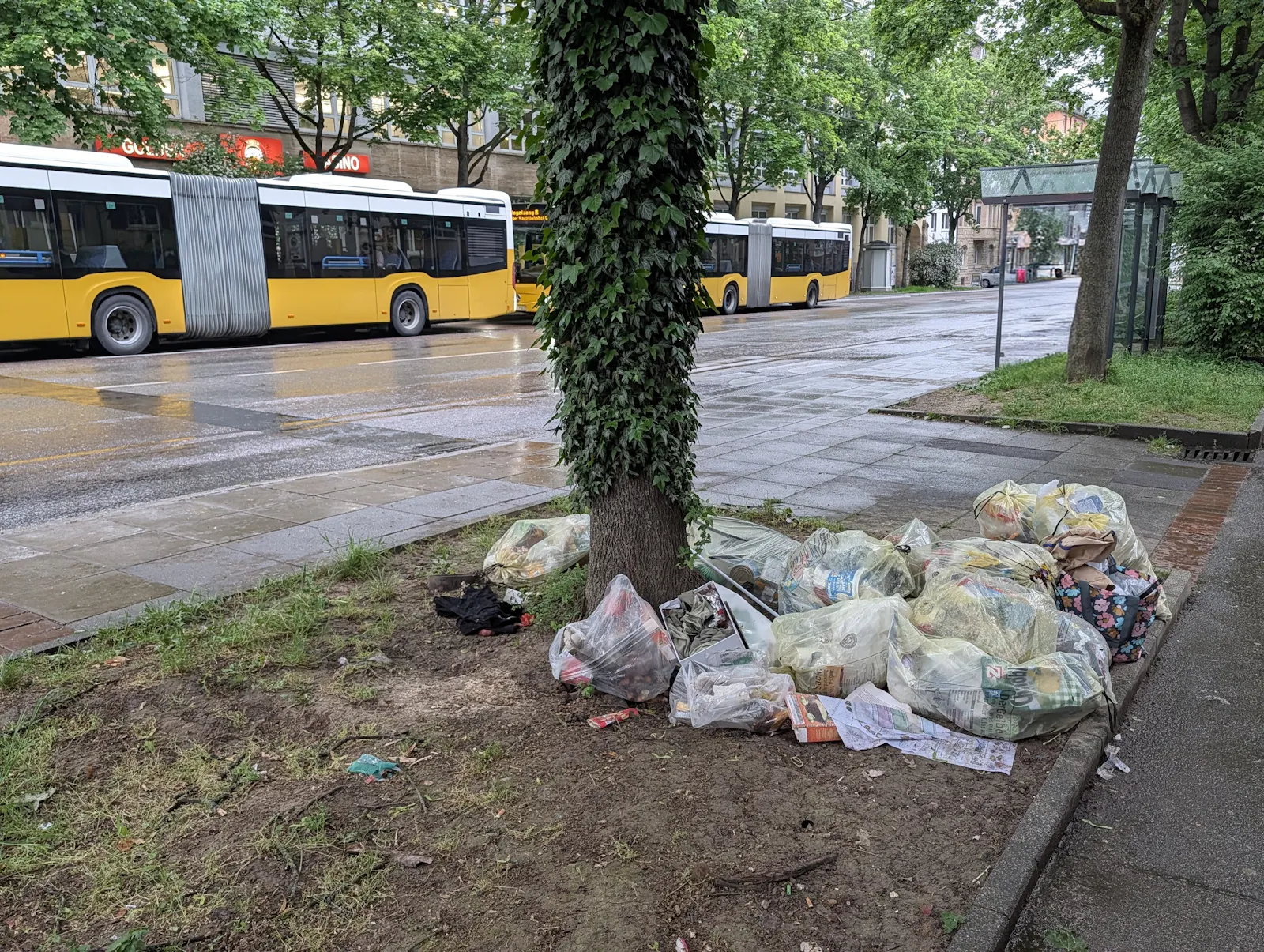 Auch bei der Bushaltestelle an der Wagenburgstraße wird immer wieder Müll abgeladen, nicht nur gelbe Säcke. Foto: Jürgen Brand