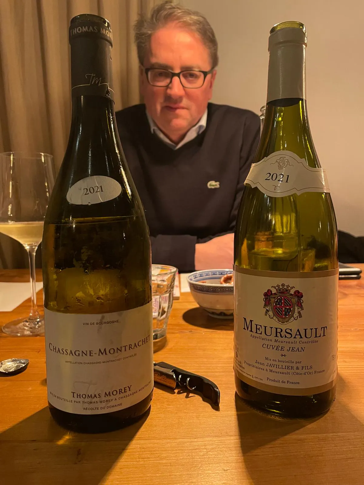 Zwei Weinflaschen mit Chardonnay aus dem Burgund stehen auf dem Tisch