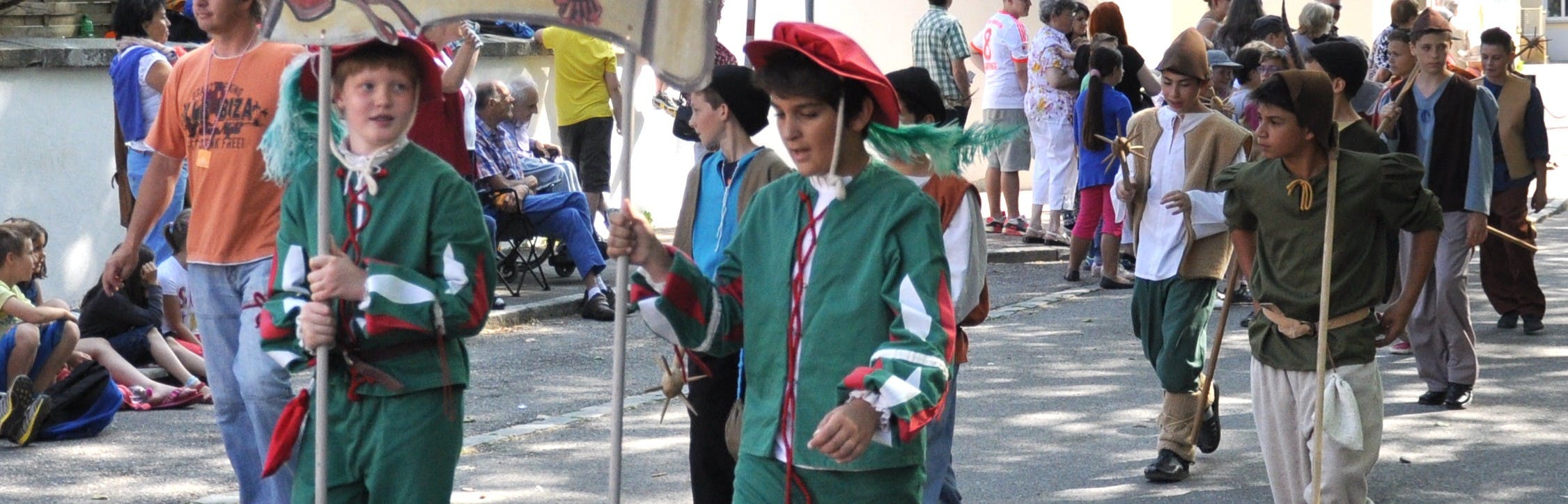 Bauernkrieg-Reenactment-Umzug mit zwei Kindern als Landsknechte verkleidet