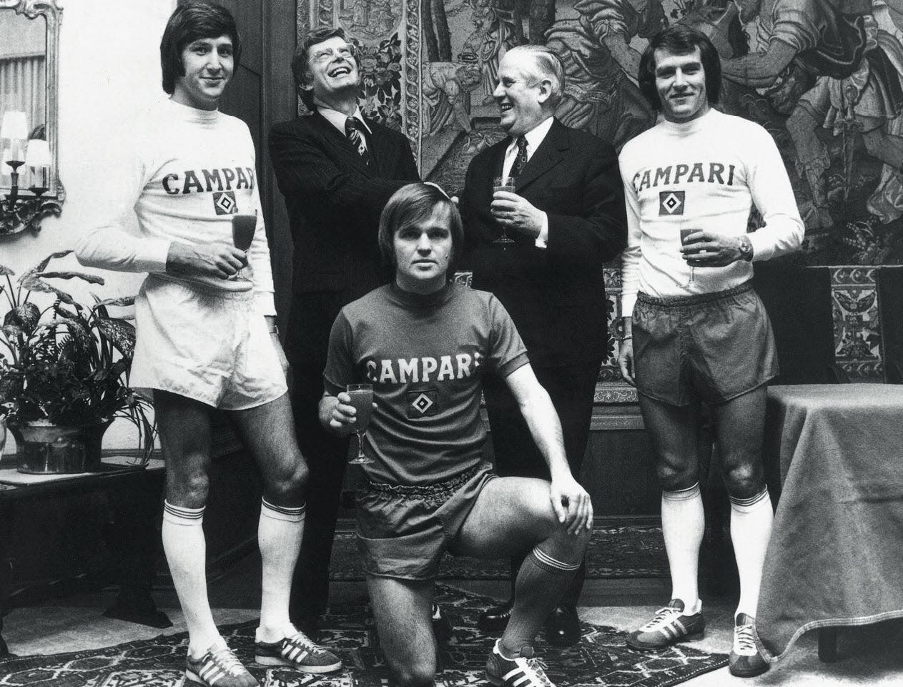 Präsentation des neuen Trikotsponsors Campari Anfang 1974 im Hamburger Hotel Vier Jahreszeiten.