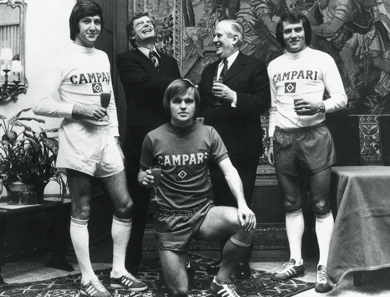 Präsentation des neuen Trikotsponsors Campari Anfang 1974 im Hamburger Hotel Vier Jahreszeiten.