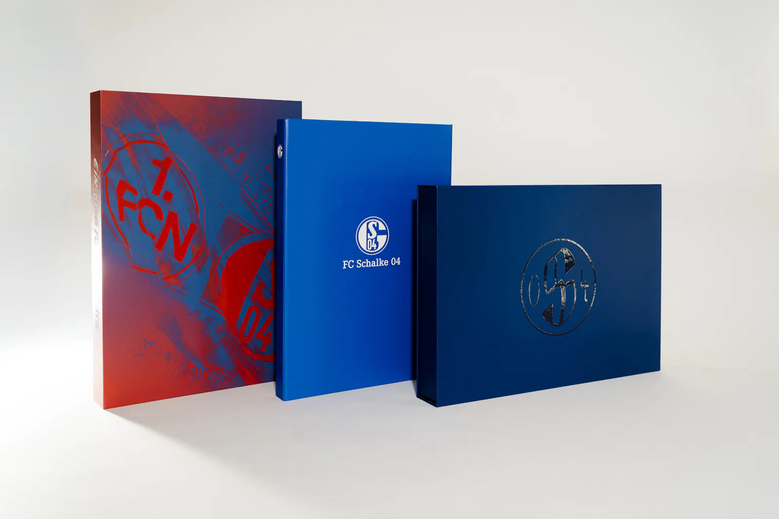Verschiedene Trikotboxen aus dem Sortiment von Stork & Partner.