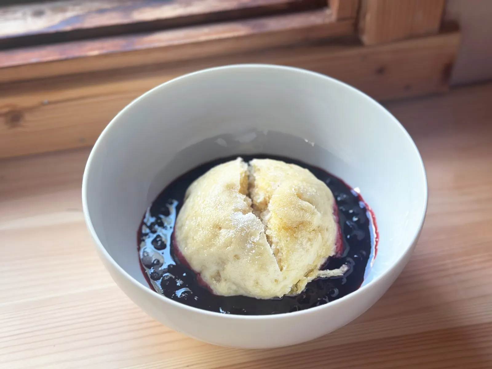 Draußenküche: Hefeklöße mit wilden Heidelbeeren